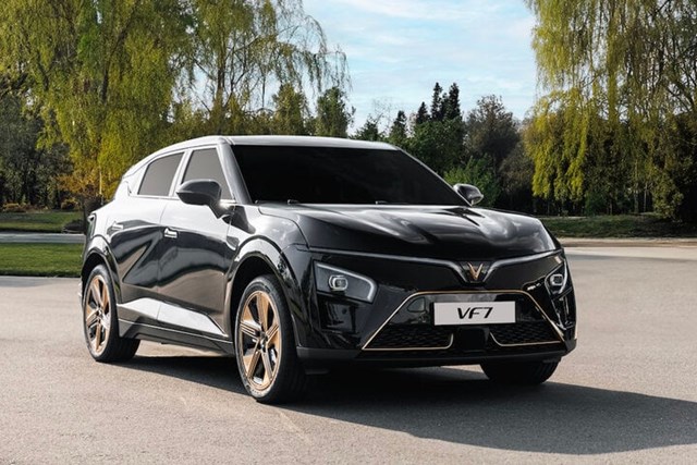 VF 7 Dragon Forged sở hữu thiết kế đặc biệt với c&aacute;c chi tiết ngoại thất m&agrave;u v&agrave;ng sang trọng. &nbsp;