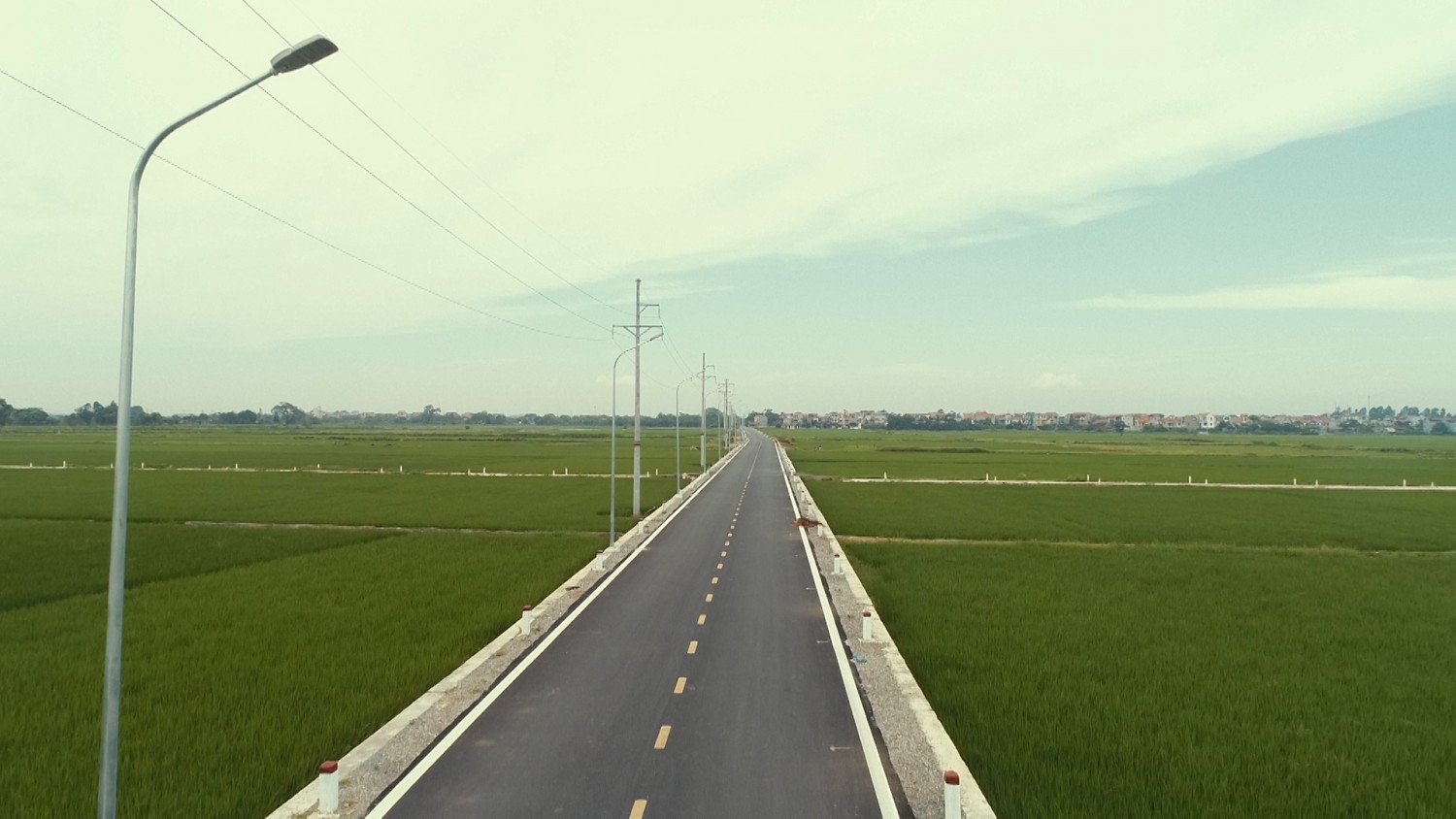 Đường giao thông nông thôn được mở rộng