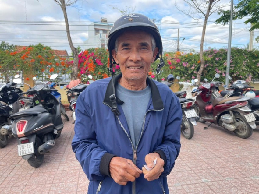 Cầm trên tay phiếu nhận quà, cụ Huỳnh Nho xúc động chia sẻ sự biết ơn trước sự quan tâm, chăm lo của Đảng và Nhà nước đối với gia đình sau đợt lũ, rưng rưng nói: “Tết này no vui quá rồi”.