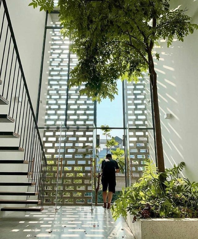 Thiết kế của ngôi nhà hướng đến mục tiêu đem lại cảm giác thoải mái, riêng tư cho thành viên gia đình, tách biệt với khói bụi và ồn ào ở bên ngoài. Các kiến trúc sư đã đưa ra giải pháp mặt tiền hai lớp để ngôi nhà có thể đón được nhiều ánh sáng tự nhiên và điều hòa luồng gió đi khắp không gian. 