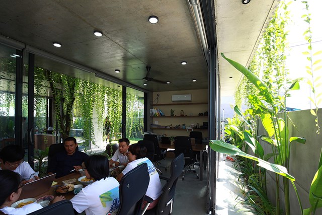 Khu vực văn phòng ưu tiên đến không gian mở với các cửa kính lớn xung quanh có thể ngắm nhìn vườn treo. 