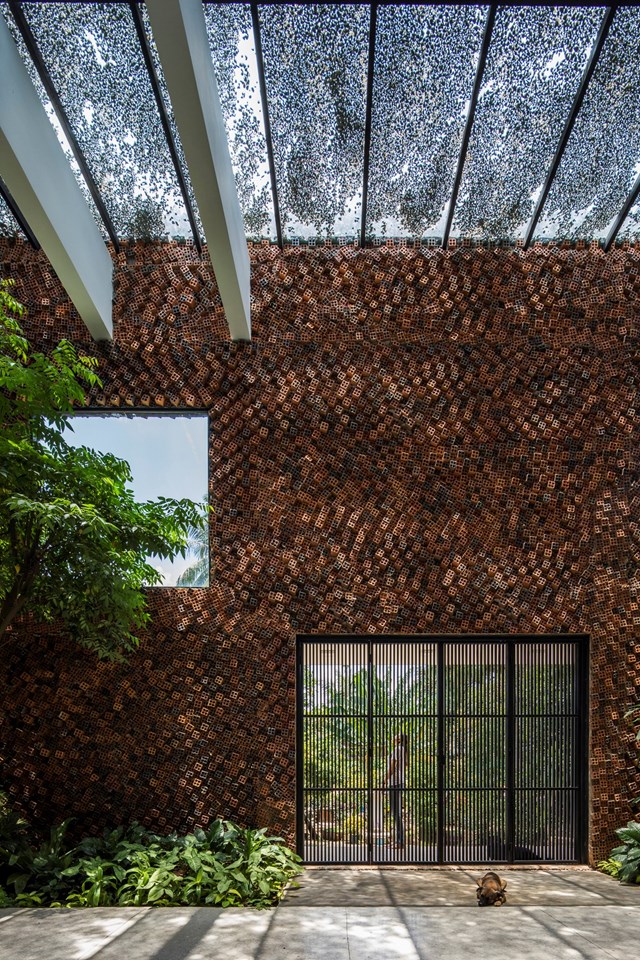 Do được x&acirc;y dựng ở một g&oacute;c vườn, c&aacute;c kiến tr&uacute;c sư cũng phải c&acirc;n nhắc nhiều để gần như giữ lại nguy&ecirc;n vẹn hiện trạng khu vườn c&ugrave;ng hệ thống c&acirc;y xanh hiện hữu.