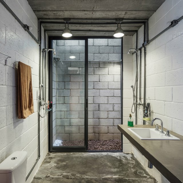 Ph&ograve;ng tắm sử dụng những loại chất liệu bền đẹp m&agrave; kh&ocirc;ng thấm nước. Khu vực tắm mở ph&ugrave; hợp với xu hướng x&acirc;y nh&agrave; hiện nay./.