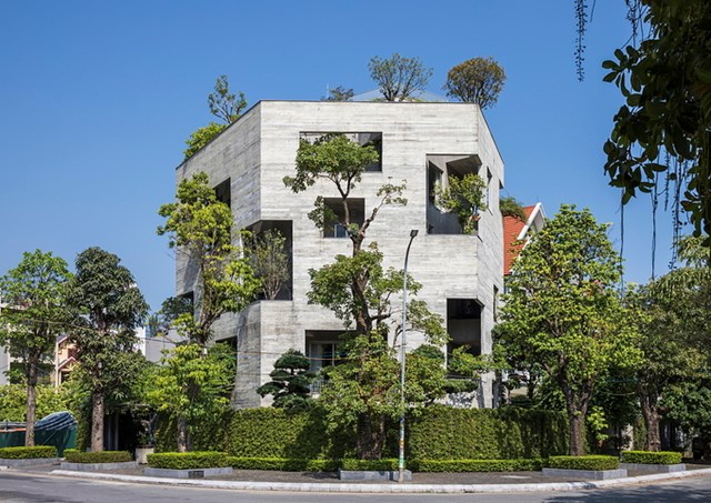 Đây là thiết kế của kiến trúc sư Võ Trọng Nghĩa nằm ngay bên cạnh bờ biển nhìn ra vịnh Hạ Long. Với diện tích 500m2, công trình hướng đến yếu tố bền vững, kết nối với thiên nhiên, đem lại không gian thoải mái cho các thành viên trong gia đình. 