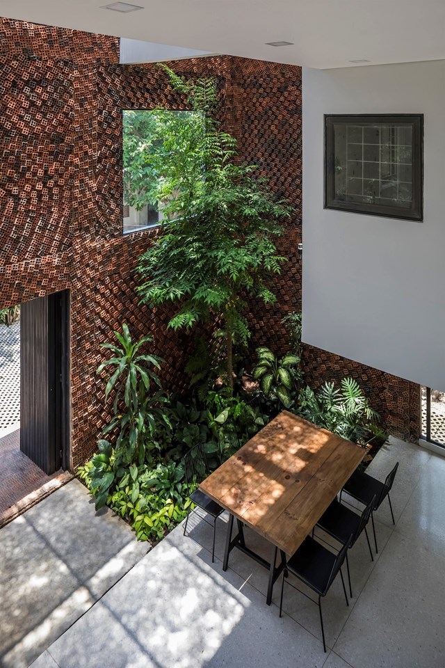 &nbsp;C&ugrave;ng với đ&oacute;, kiến tr&uacute;c sư thuộc&nbsp;Creative Architects cũng b&agrave;n bạc kh&aacute; kĩ c&ugrave;ng gia chủ để đảm bảo kiến tr&uacute;c nh&agrave; đẹp, chất lượng kh&ocirc;ng kh&iacute; b&ecirc;n trong nh&agrave; lưu th&ocirc;ng tốt, gi&uacute;p c&ocirc;ng tr&igrave;nh thở được 24/24. &nbsp;