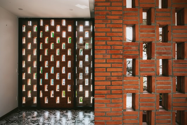 Mặt tiền của ngôi nhà được nhóm kiến trúc sư thiết kế tách thành hai lớp đất nung xen kẽ giữa cửa chsinh và sảnh đệm. Điều này giúp cho không gian bên trong tránh được ánh nắng trực tiếp, điều hòa luồng gió tự nhiên. 