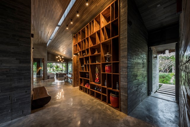 Dọc theo suốt chiều d&agrave;i m&aacute;i nh&agrave; l&agrave; khe lấy th&ecirc;m s&aacute;ng cho khu vực giữa nh&agrave;. Khe s&aacute;ng n&agrave;y gi&uacute;p mọi người trong nh&agrave; cảm nhận r&otilde; chuyển động của mặt trời qua từng khoảnh khắc trong ng&agrave;y.