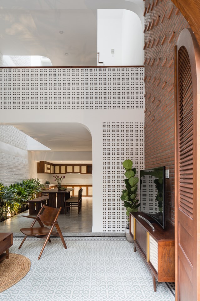 Ng&ocirc;i nh&agrave; c&oacute; chiều rộng đủ để c&aacute;c kiến tr&uacute;c sư sử dụng một cấu tr&uacute;c li&ecirc;n tục dọc theo kh&ocirc;ng gian. Tại tầng 1, ph&ograve;ng kh&aacute;ch v&agrave; bếp li&ecirc;n th&ocirc;ng tạo cảm gi&aacute;c rộng r&atilde;i, song vẫn được ph&acirc;n chia bằng những m&oacute;n nội thất đặc trưng cho từng khu vực v&agrave; v&aacute;ch ngăn tho&aacute;ng.