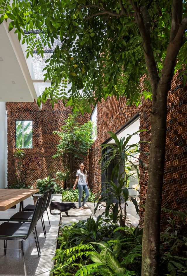 D&ugrave; c&oacute; cấu tr&uacute;c kh&aacute;c lạ nhưng ng&ocirc;i nh&agrave; vẫn duy tr&igrave; được nếp sống cũ của c&aacute;c th&agrave;nh vi&ecirc;n trong gia đ&igrave;nh.&nbsp;Sự kết nối chức năng ph&ograve;ng được xếp theo phương dọc, ngang, trong khi khu vực sinh hoạt chung được bố tr&iacute; ở trung t&acirc;m gi&uacute;p gia tăng gắn kết. &nbsp;