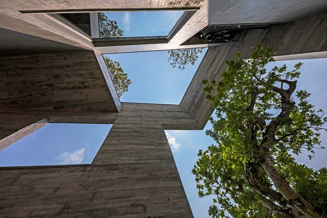 Ngôi nhà nổi bật với thiết kế 2 khối hình ngũ giác lồng vào nhau, thiết lập các khu vực bên trong và bên ngoài lấp đầy cây xanh. Trong đó không gian đệm ở giữa hai khu vực có chức năng hạn chế khí hậu nóng và tiếng ổn. 