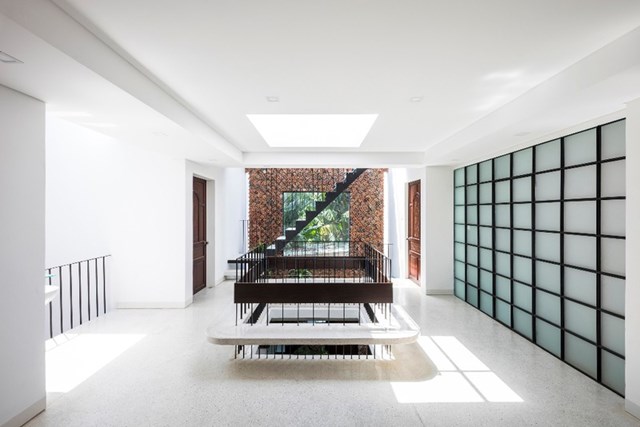 Với c&aacute;ch sắp xếp như vậy, c&aacute;c lỗ gạch tạo ra những miệng gi&oacute; h&uacute;t kh&ocirc;ng kh&iacute;, đưa nắng, đẩy gi&oacute; v&agrave;o ph&iacute;a trong ng&ocirc;i nh&agrave; Wall House.