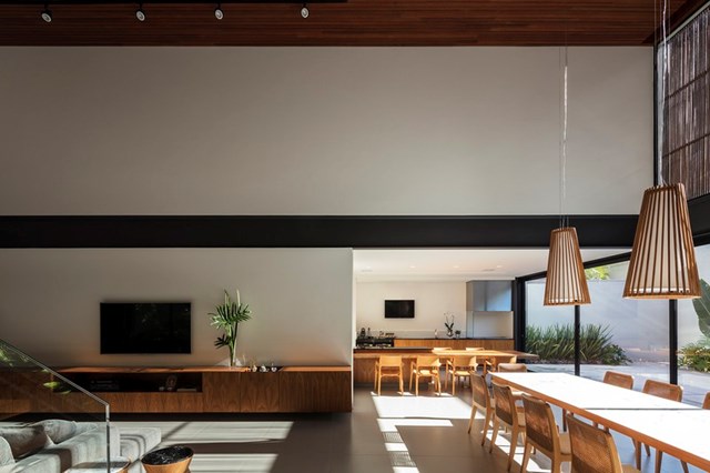 Ngo&agrave;i kim loại, k&iacute;nh, th&igrave; b&ecirc; t&ocirc;ng cũng l&agrave; một loại vật liệu quan trọng, tạo n&ecirc;n phần khung cho ng&ocirc;i nh&agrave;.