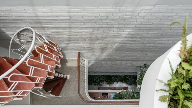 C&aacute;c yếu tố tự nhi&ecirc;n như c&acirc;y xanh, nắng, gi&oacute; lan rộng từ ngo&agrave;i trời cho đến b&ecirc;n trong mang lại sự c&acirc;n bằng cần thiết, v&agrave; do đ&oacute; c&aacute;c hoạt động h&agrave;ng ng&agrave;y trong nh&agrave; cũng sẽ trở n&ecirc;n tươi mới, sống động hơn.