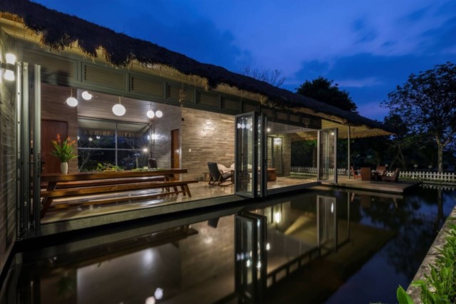 Nhờ giải ph&aacute;p chống n&oacute;ng, c&ugrave;ng việc k&eacute;o thi&ecirc;n nhi&ecirc;n đến gần với con người&hellip; Am House khiến bất cứ ai gh&eacute; ch&acirc;n đến cũng cảm thấy sự b&igrave;nh y&ecirc;n trong t&acirc;m hồn.&nbsp;Ở đ&acirc;y, thi&ecirc;n nhi&ecirc;n - nh&agrave; - con người tất cả đều h&ograve;a l&agrave;m một.