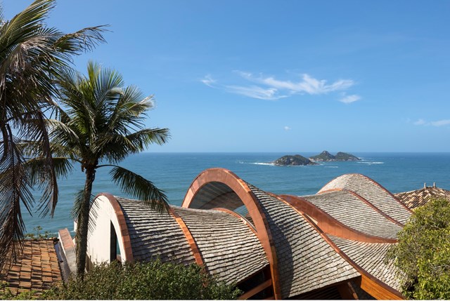 Phía trước ngôi nhà là vách đá cheo leo đón những đợt sóng biển. Điểm nhấn của công trình nằm ở phần mái được thiết kế uốn lượn, nhấp nhô giống như sự chuyển của sóng biển. 