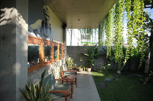 Mái hiên và khoảng sân nhỏ trước nhà là nơi gia chủ có thể thoải mái thư giãn, đọc sách, thưởng trà hoặc chơi với trẻ nhỏ. 