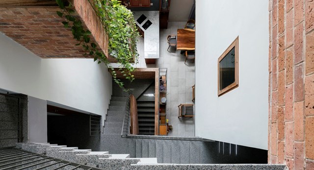 &Aacute;nh s&aacute;ng từ giếng trời đi thẳng xuống c&aacute;c tầng b&ecirc;n dưới.