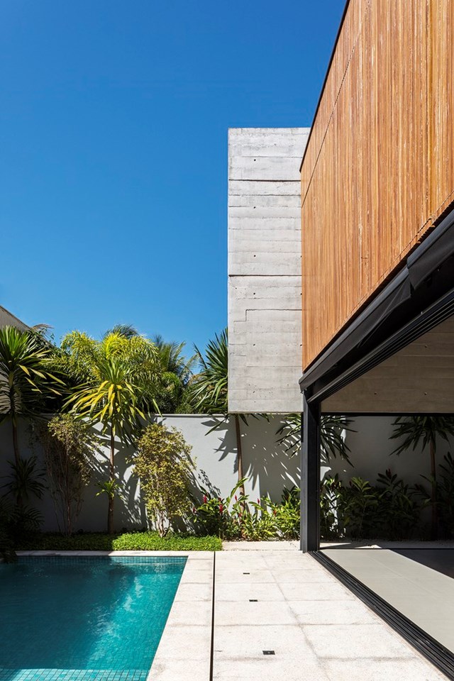 C&acirc;y xanh v&agrave; hồ bơi trở th&agrave;nh tấm l&aacute; chắn nhiệt tuyệt vời, đảm bảo kh&ocirc;ng gian b&ecirc;n trong lu&ocirc;n m&aacute;t mẻ d&ugrave; kh&ocirc;ng c&oacute; tường.