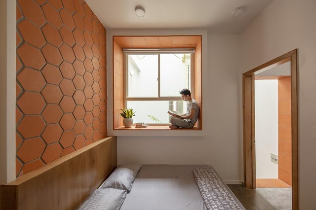 Phòng của bố mẹ được bố trí cửa sổ lớn hướng về giếng trời vừa dễ dàng quan sát khu vực học tập của con trai vừa có thể thư giãn với không gian xanh. 