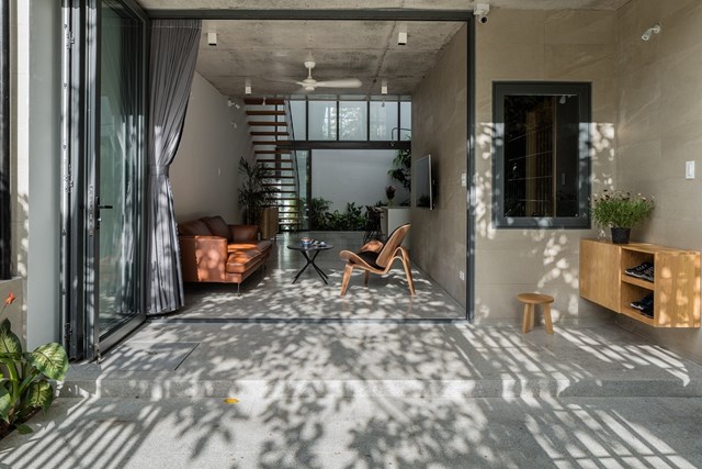 Công trình chủ yếu sử dụng vật liệu quen thuộc, dễ tìm tại địa phương. Đây được xem là món quà tâm huyết mà nhóm thiết kế dành tặng cho gia đình nhỏ Bin và Bon.  