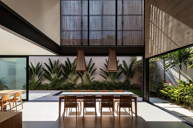 Ngo&agrave;i kiến tr&uacute;c v&agrave; vật liệu, đồ trang tr&iacute; như đ&egrave;n treo, ghế ngồi&hellip;cũng l&agrave; những yếu tố &ldquo;lạ,&rdquo; tạo n&ecirc;n sự kh&aacute;c biệt cho ng&ocirc;i nh&agrave;.