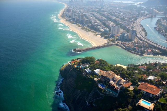 Ngôi nhà với vị trí đắc địa bên bờ biển Đại Tây Dương được xem là điểm nhấn cho kiến trúc lượn sóng độc đáo. Đây là sự kết hợp giữa thiết kế đương đại và cảm hứng từ chuyển động sóng biển tạo nên không gian sống thoải mái, phóng khoáng.  