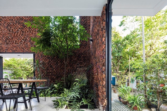 C&ugrave;ng với việc&nbsp;kết hợp với c&acirc;y xanh, những khoảng giếng trời xen kẽ, tất cả sẽ gi&uacute;p khối ph&ograve;ng tăng &aacute;nh s&aacute;ng, kh&ocirc;ng kh&iacute; lưu th&ocirc;ng. Nhờ đ&oacute;, kh&ocirc;ng kh&iacute; trong nh&agrave; lu&ocirc;n tươi mới, hầu như kh&ocirc;ng phải d&ugrave;ng quạt, điều h&ograve;a v&agrave; đ&egrave;n chiếu s&aacute;ng v&agrave;o ban ng&agrave;y.