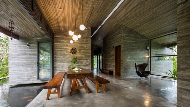 Với s&agrave;n nh&agrave;, ngo&agrave;i m&agrave;u sắc tương đồng với hệ tường b&ecirc;-t&ocirc;ng v&acirc;n gỗ, kiến tr&uacute;c sư chọn s&agrave;n b&ecirc;-t&ocirc;ng m&agrave;i thay v&igrave; d&ugrave;ng gạch l&aacute;t. Điều n&agrave;y vừa tiết kiệm chi ph&iacute; lại khiến người đi c&oacute; cảm gi&aacute;c mới lạ.