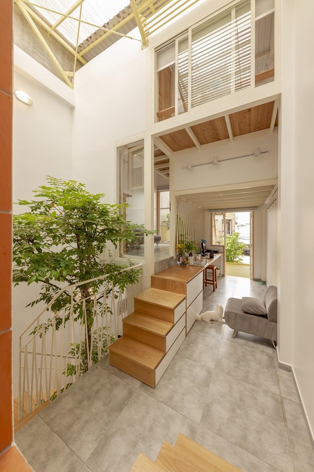 Không gian riêng tư của gia đình được thiết kế ở tầng 2 bao gồm 2 phòng ngủ dành cho bố mẹ và cậu con trai nhỏ.