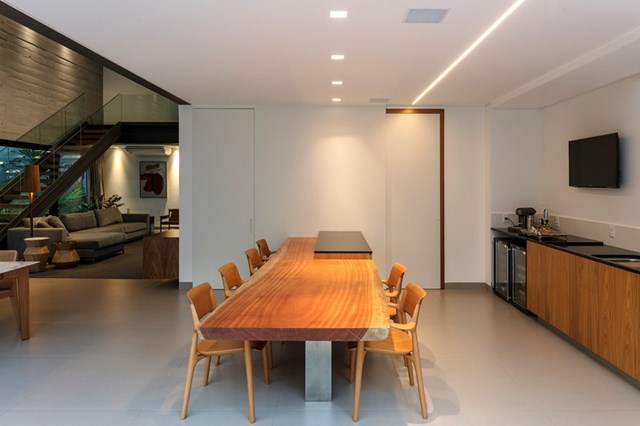 B&agrave;n ăn d&agrave;i v&agrave; rộng ph&ugrave; hợp cho nhiều mục đ&iacute;ch kh&aacute;c nhau./.