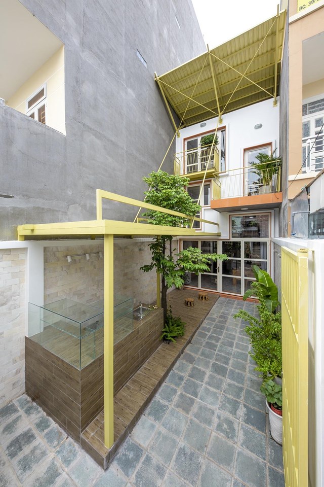 Mặc dù vị trí nằm ở ngay mặt phố nhưng hệ mái 2 lớp hoạt động hiệu quả giúp cho ngôi nhà luôn thoáng mát mà không cần sử dụng điều hòa, đem lại không gian sống thoải mái, tiện nghi cho các thành viên trong gia đình. 