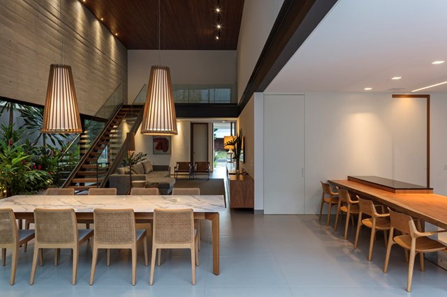 Đồ đạc b&agrave;n ghế trong nh&agrave; đơn giản h&oacute;a đến tối đa, đảm bảo kh&ocirc;ng gian sống tho&aacute;ng đ&atilde;ng cho gia chủ.