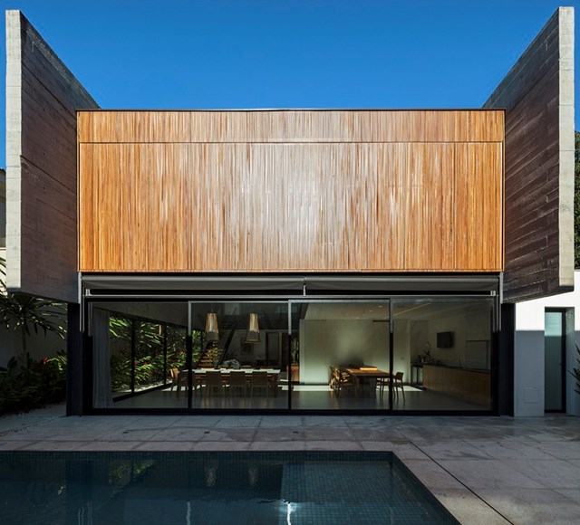 Với th&eacute;p v&agrave; k&iacute;nh, tường tầng trệt gần như trong suốt.