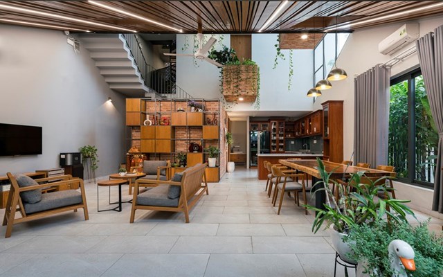 Khu vực sinh hoạt chung đặt ho&agrave;n to&agrave;n tại tầng trệt được sắp xếp hợp l&yacute;.