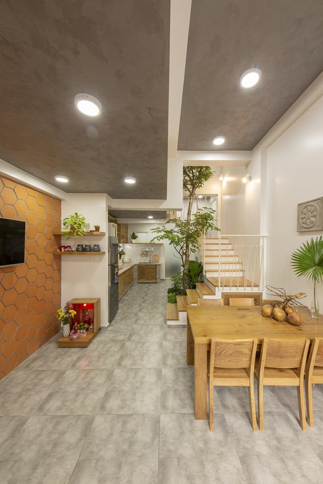 Cấu trúc căn nhà khá đơn giản, vuông vắn với giếng trời nằm ở trung tâm nhằm điều hòa luồng không khí tự nhiên kết hợp với hệ mái tôn hai lớp đón gió trời.