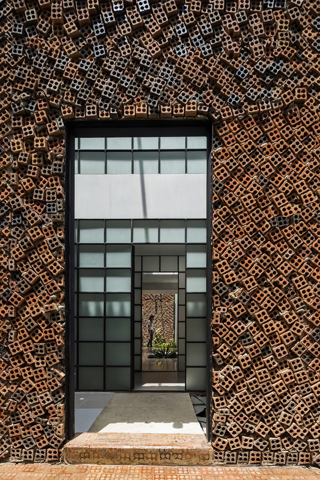 Cấu tr&uacute;c nh&agrave; của Wall house gồm t&aacute;m khối kh&ocirc;ng gian ri&ecirc;ng biệt, nằm xen kẽ v&agrave;&nbsp;giao với một khối kh&ocirc;ng gian chung. Khối kh&ocirc;ng gian n&agrave;y được h&igrave;nh th&agrave;nh từ c&aacute;c bức tường thở.&nbsp; &nbsp;