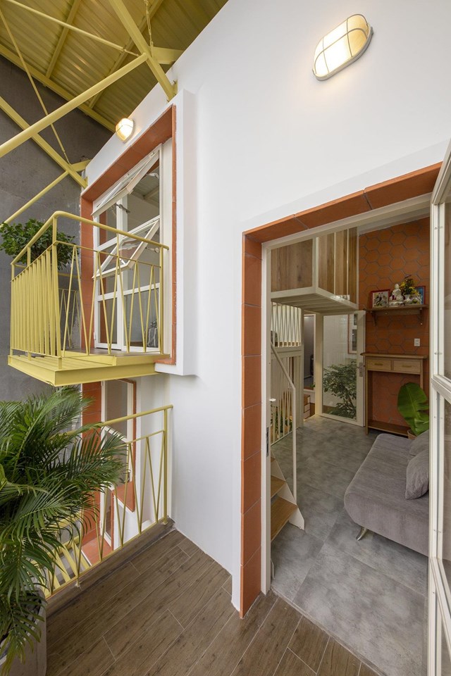 Điểm nhấn ở tầng 2 là những ô ban công nằm lệch hướng ra mặt tiền và có thể nhìn ra khoảng sân phía trước dưới nhà.