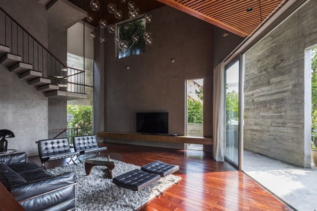 Ngôi nhà sở hữu không gian bán ngoại thất được kết nổi bới cầu thang xoắn ốc với khu vực bên trong và sân thượng. Đây không chỉ là nơi tham quan khu vườn nhỏ hay khu vực ăn tối ngoài trời mà còn có chức năng kết nối các không gian khác nhau.