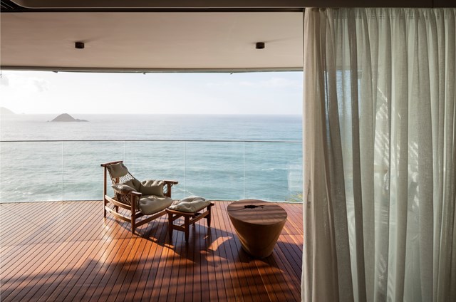 Các kiến trúc sư đã tận dụng tối đa không gian mở nhiều mặt kính để kết nối trực tiếp với khung cảnh bên ngoài, giúp các thành viên trong gia đình có thể thư giãn, ngắm biển và trời. 