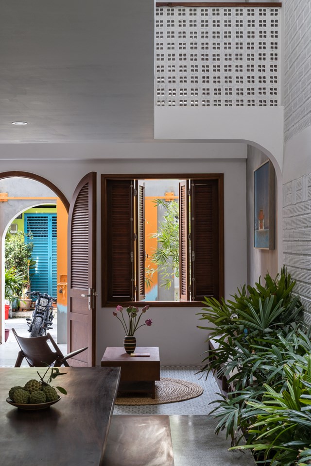 Căn nh&agrave; vừa hiện đại lại pha nhiều n&eacute;t cổ k&iacute;nh với nội thất đa phần được l&agrave;m từ gỗ, t&ocirc;ng m&agrave;u chủ đạo được sử dụng l&agrave; trắng - v&agrave;ng &ndash; n&acirc;u, h&ograve;a quyện với n&eacute;t chấm ph&aacute; l&agrave; m&agrave;u xanh tươi tốt của cỏ c&acirc;y hoa l&aacute;...