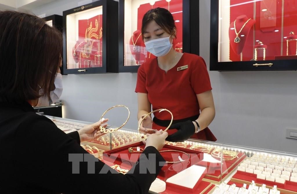 Vàng trong nước tiếp tục tăng giá, tiến sát ngưỡng 70 triệu đồng/ lượng bán ra