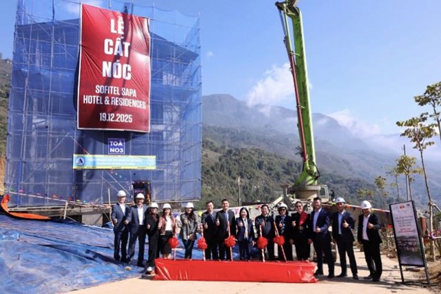 &nbsp;Nghi thức x&uacute;c b&ecirc; t&ocirc;ng tại Lễ cất n&oacute;c dự &aacute;n Sofitel Sapa Hotel & Residences