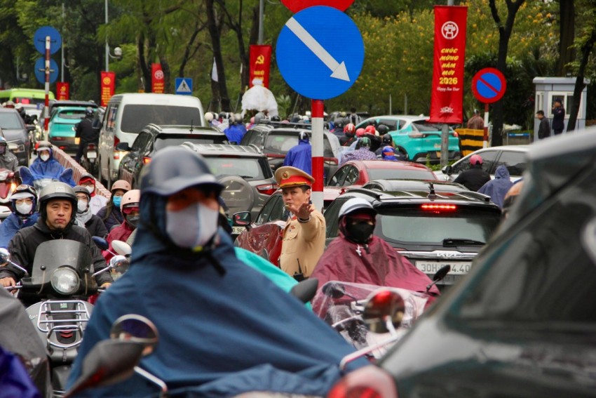 CSGT, Công an cơ sở căng mình phân luồng, phòng ngừa ùn tắc tại các nút giao thông.