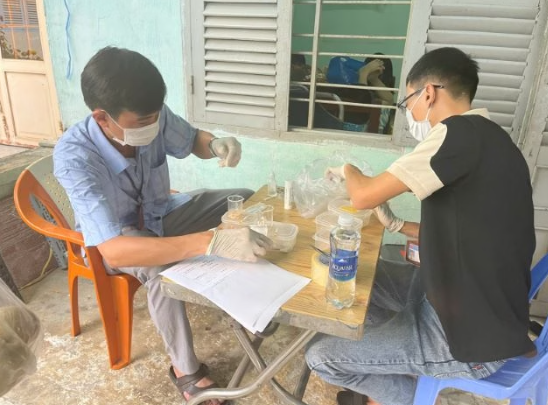 Lực lượng chức năng kiểm tra, lấy mẫu xét nghiệm ở cơ sở kinh doanh bánh mì trên đường Đồ Chiểu. Lực lượng chức năng kiểm tra, lấy mẫu xét nghiệm ở cơ sở kinh doanh bánh mì trên đường Đồ Chiểu.