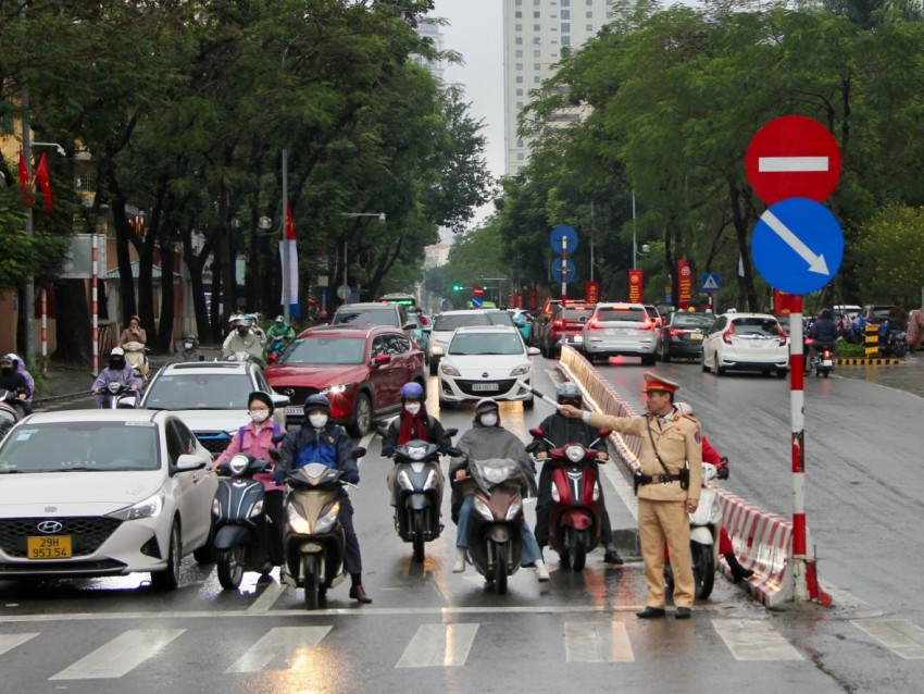 Người tham gia giao thông chấp hành điều tiết của lực lượng chức năng.