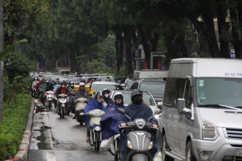 Cận Tết lại thêm mưa rét khiến lượng phương tiện tham gia giao thông tăng cao.