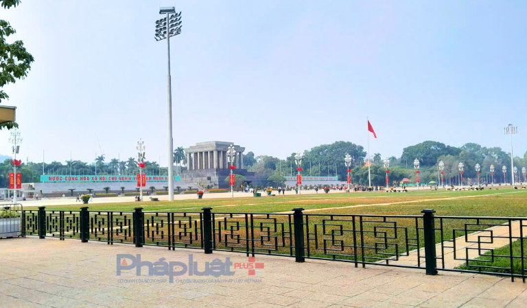 Phố phường Hà Nội rực rỡ cờ hoa chào mừng Đại hội XIV của Đảng