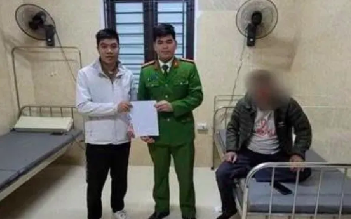 Công an xã Hưng Đạo bàn giao anh Đ về gia đình. Ảnh Công an Hà Nội