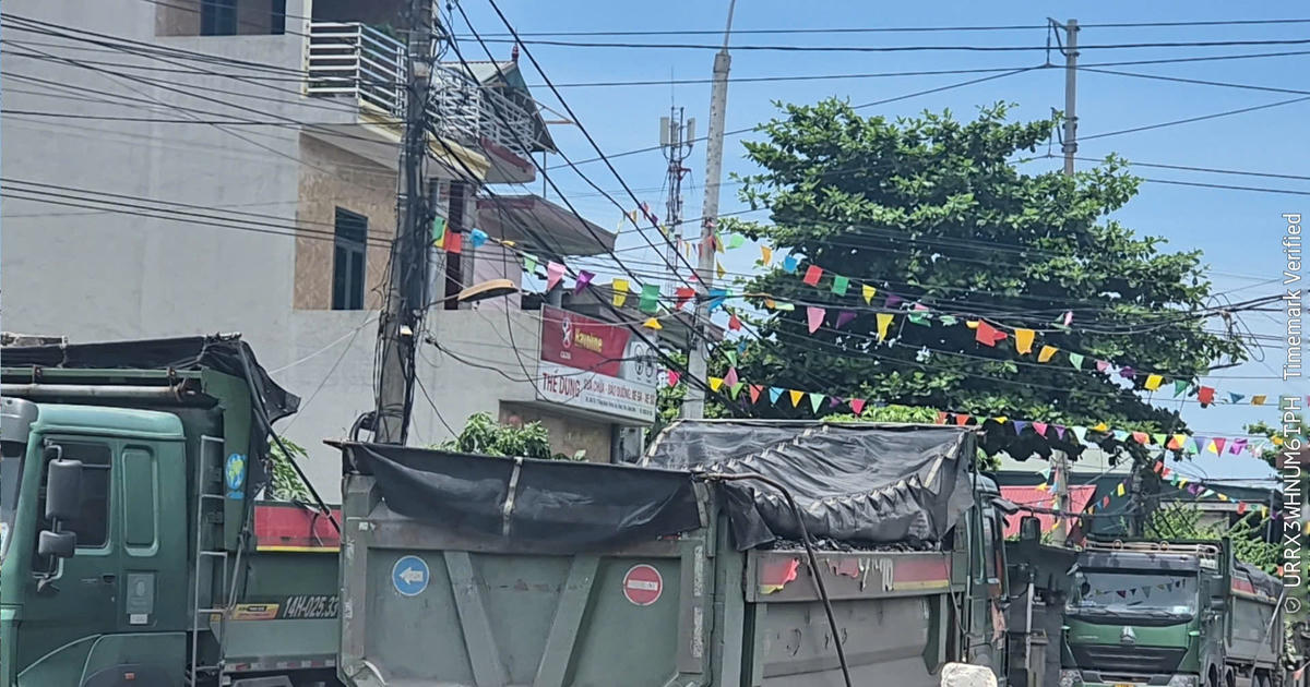 Hàng loạt xe tải trọng lớn chở đất, đá có dấu hiệu quá tải quần thảo khu phố Tràng Bạch, tỉnh Quảng Ninh