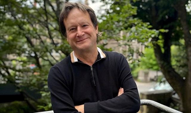 Gi&aacute;o sư Bruce Hood.